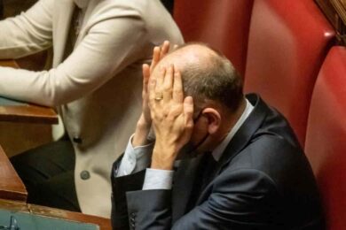 Letta in guerra contro la Russia nel manifesto fake, la sinistra attacca il Pd