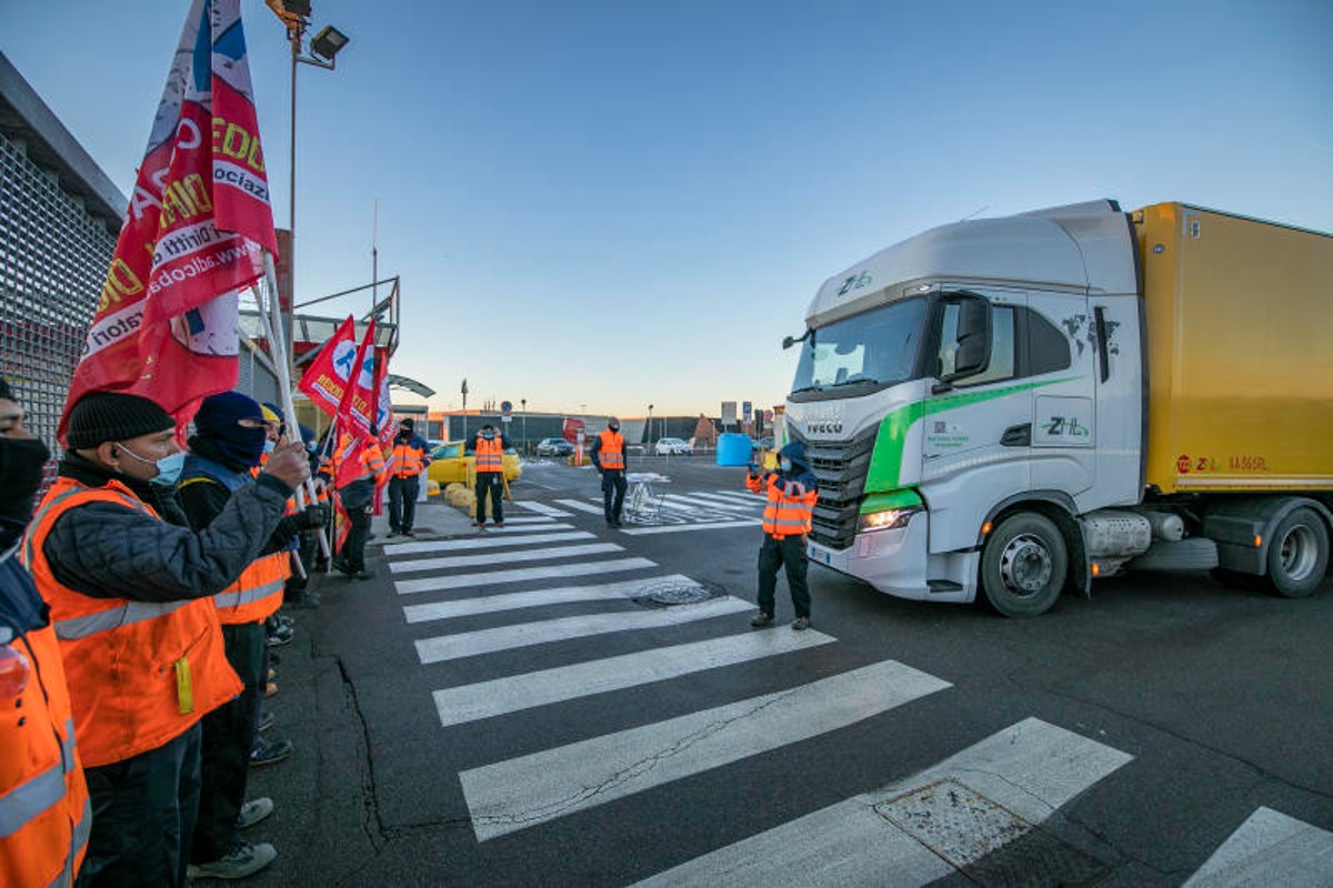 Carburante, i camionisti fermano i tir: sciopero nazionale. Rischio collasso Carburante, i camionisti fermano i tir: sciopero nazionale. Rischio collasso