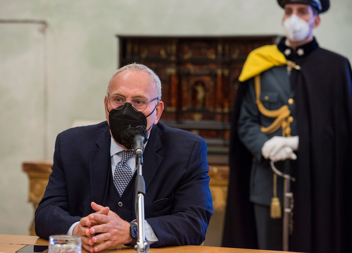 Milano, ex procuratore Greco indagato. “Favorì Profumo e Viola di Mps”