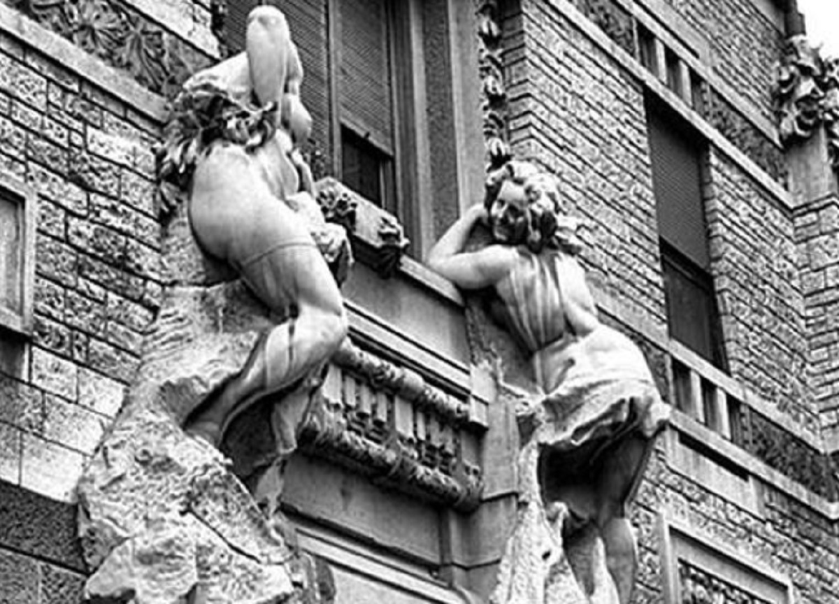 Ca’ di Ciapp: la storia delle scandalose statue liberty a Milano. FOTO Ca’ di Ciapp: la storia delle scandalose statue liberty a Milano. FOTO