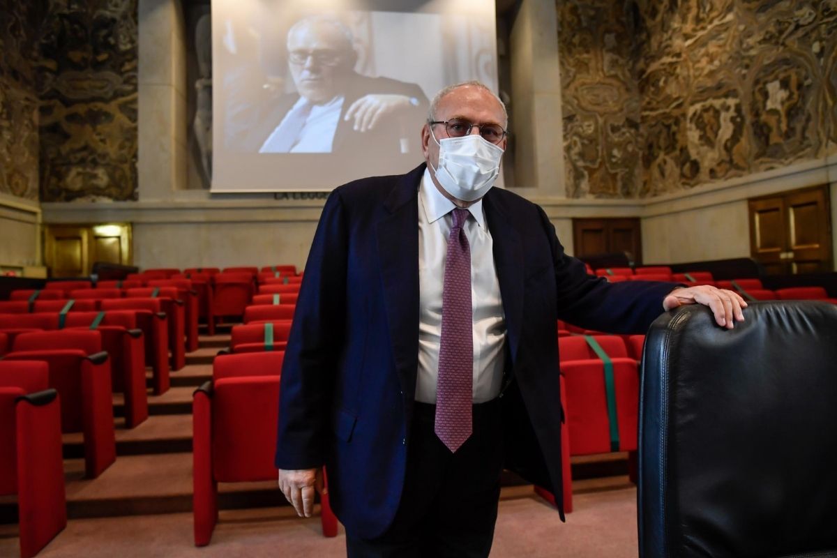 Milano, ex procuratore Greco indagato. “Favorì Profumo e Viola di Mps”