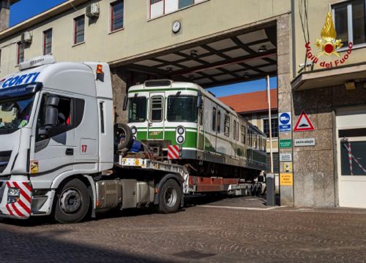 Milano, Atm dona una carrozza della metro ai vigili del fuoco. FOTO