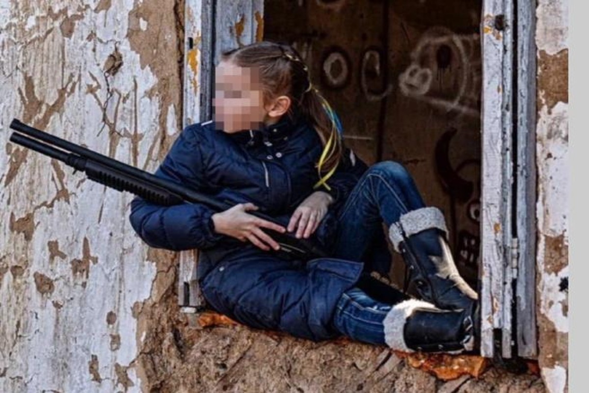 Ucraina, fucile in mano e lecca lecca: la foto della bambina diventa virale Ucraina, fucile in mano e lecca lecca: la foto della bambina diventa virale