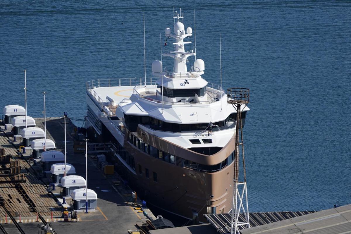 Guerra Ucraina, caccia a oligarchi. A Trieste stop yacht più grande del mondo Guerra Ucraina, caccia a oligarchi. A Trieste stop yacht più grande del mondo