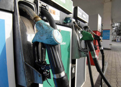 Caro benzina, 10 consigli per risparmiare fino al 25% riducendo i consumi