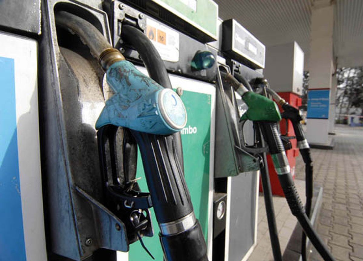 Caro benzina, 10 consigli per risparmiare fino al 25% riducendo i consumi Caro benzina, 10 consigli per risparmiare fino al 25% riducendo i consumi