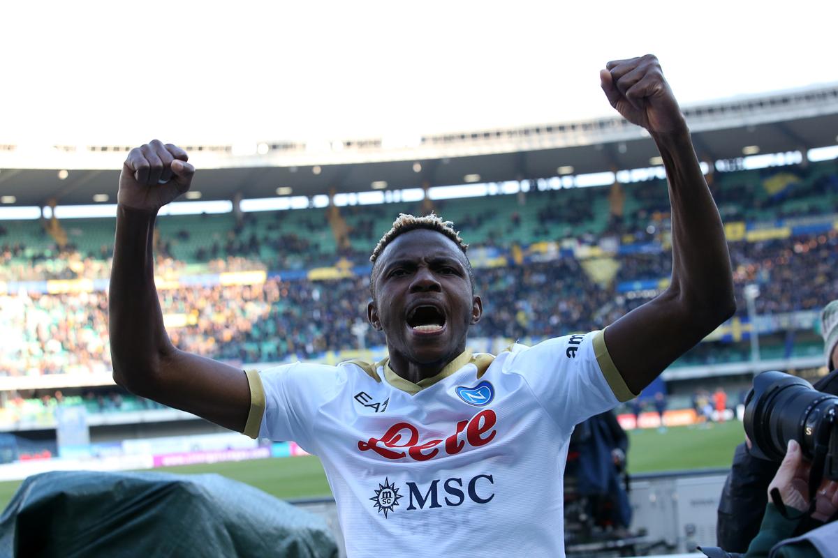 Striscione vergognoso a Verona: coordinate Napoli per missili russi. Poi Osimhen lancia la squadra di Spalletti Striscione vergognoso a Verona: coordinate Napoli per missili russi. Poi Osimhen lancia la squadra di Spalletti
