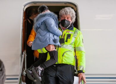 Ucraina, sei bambini malati oncologici sbarcati a Milano. FOTO