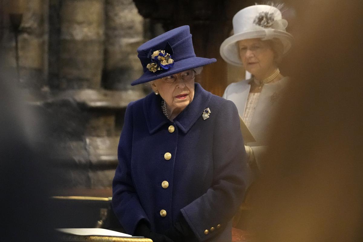 Elisabetta fragile, non tornerà più a Buckingham Palace: “Non posso muovermi”
