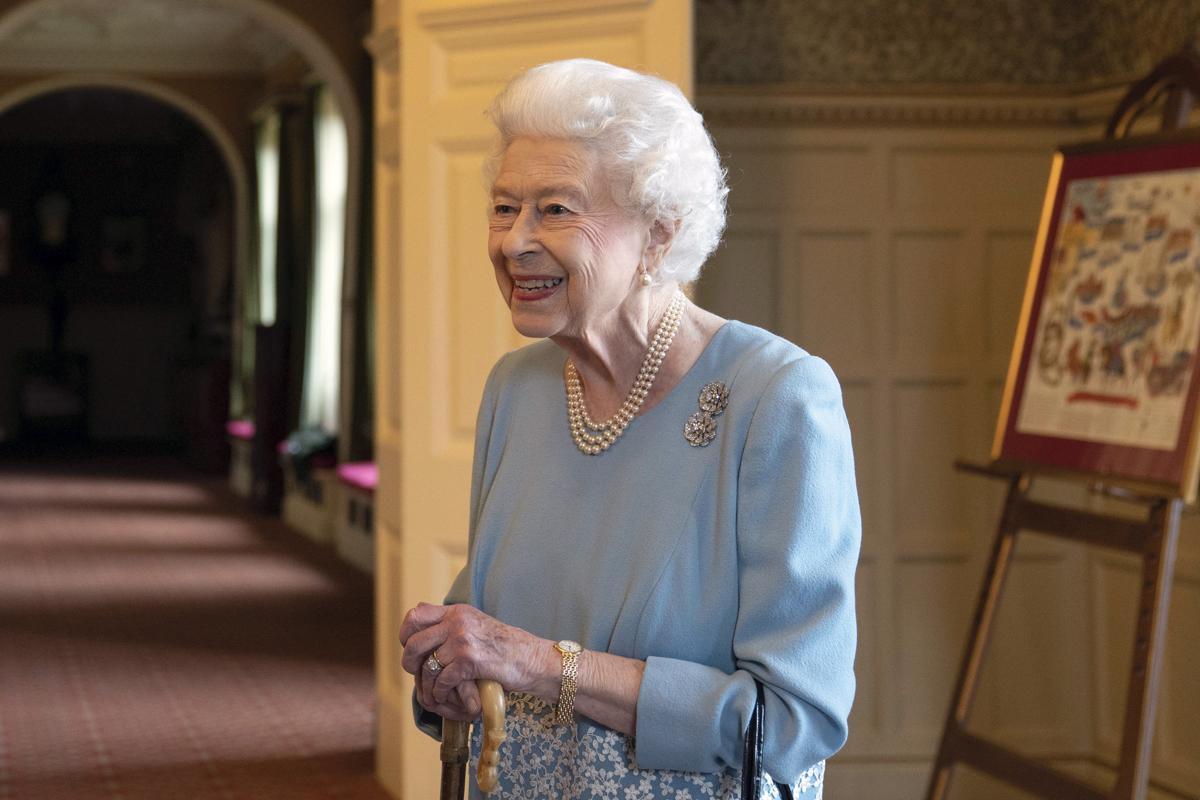Elisabetta fragile, non tornerà più a Buckingham Palace: “Non posso muovermi”