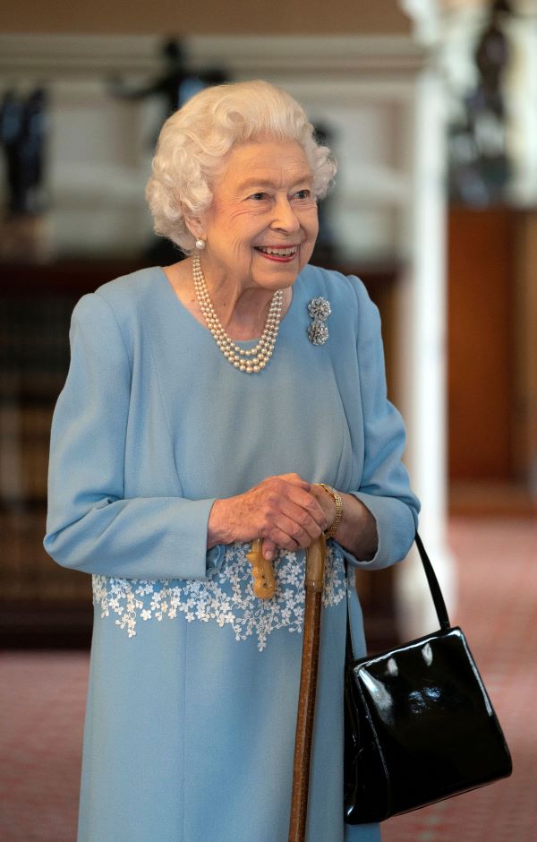 Elisabetta fragile, non tornerà più a Buckingham Palace: “Non posso muovermi”