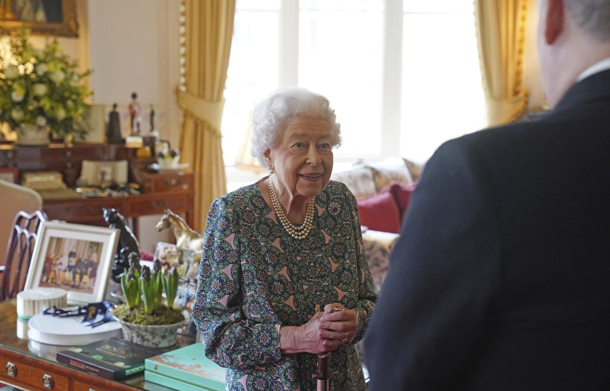Elisabetta fragile, non tornerà più a Buckingham Palace: “Non posso muovermi”