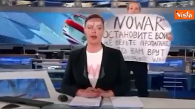 Russia, giornalista in diretta tv con un cartello: “No guerra”. Sparita