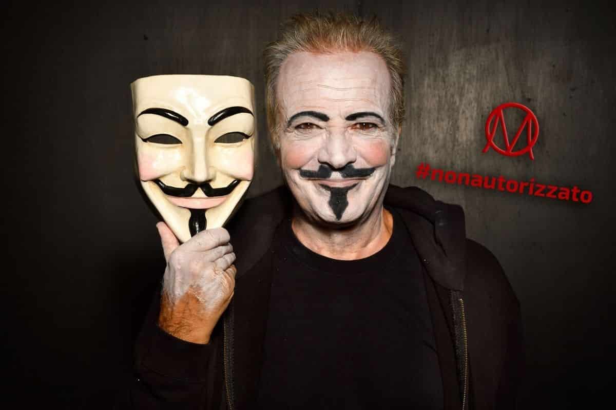 “Allarme scie chimiche”, il no vax Enrico Montesano scatenato sui social