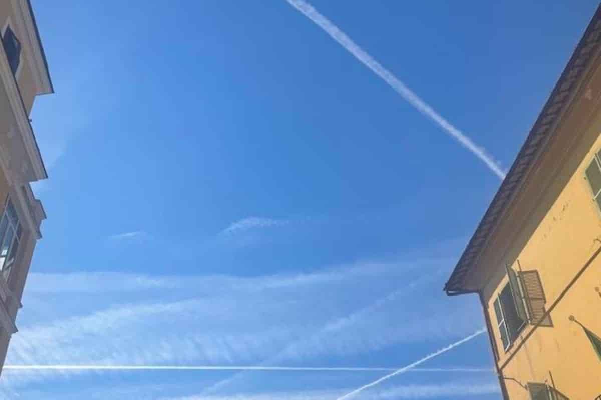 “Allarme scie chimiche”, il no vax Enrico Montesano scatenato sui social