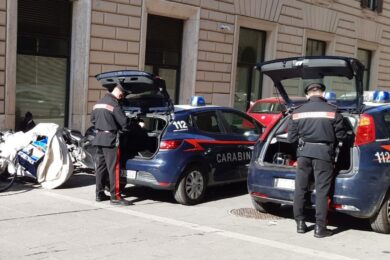 Uccide genitori, fugge e poi si costituisce: follia di un 25enne nel vicentino