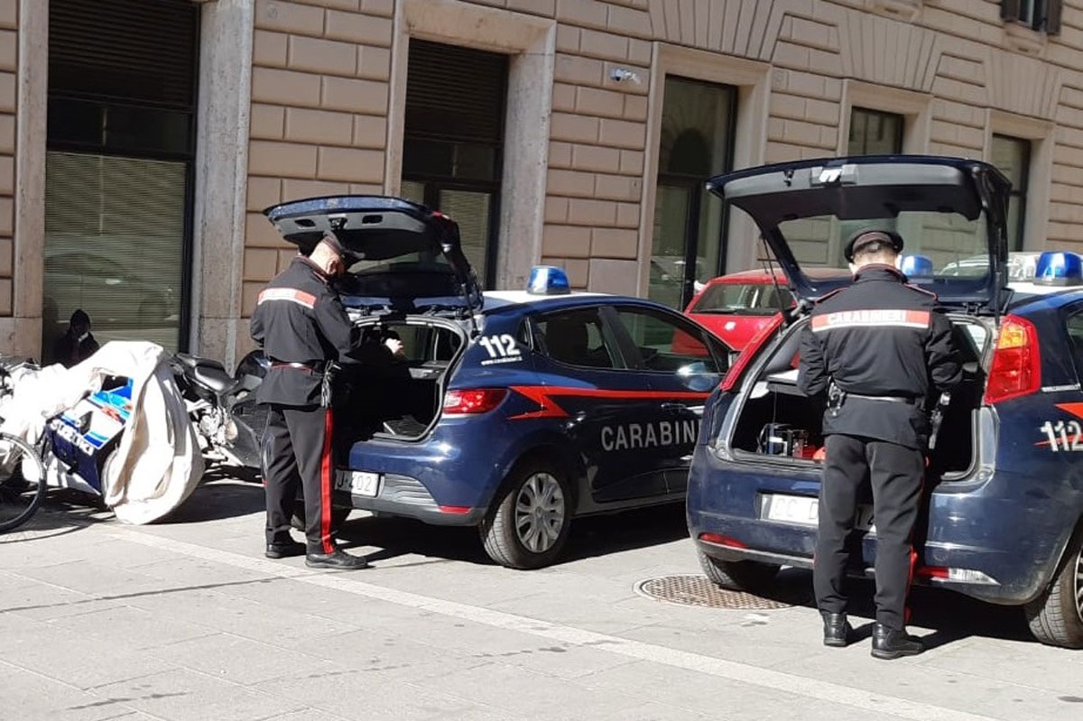 Uccide genitori, fugge e poi si costituisce: follia di un 25enne nel vicentino Uccide genitori, fugge e poi si costituisce: follia di un 25enne nel vicentino