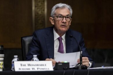 Fed alza i tassi d’interesse di 25 punti. Giù le stime del Pil ’22 al +2,8%