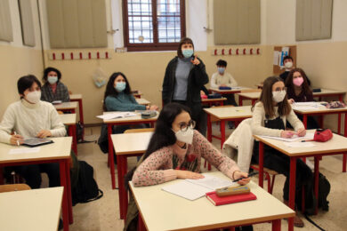 Covid, in Lombardia boom di casi e quarantene nelle scuole
