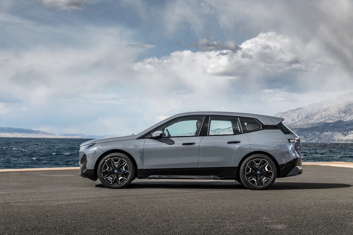 Nuove Pirelli P Zero Elect per la BMW IX, il SUV 100% elettrico