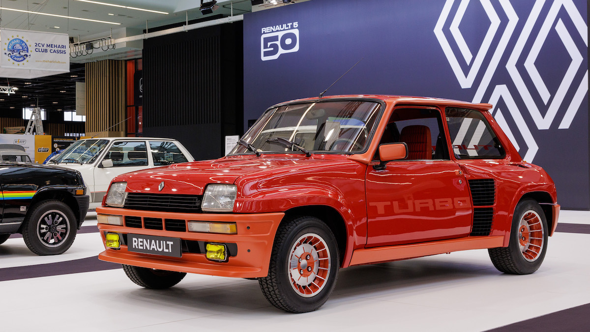 Renault 5 compie 50 anni e li festeggia a Retromobile Parigi