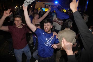 Chelsea: cori dei tifosi per Roman Abramovich e scontri con la polizia – VIDEO