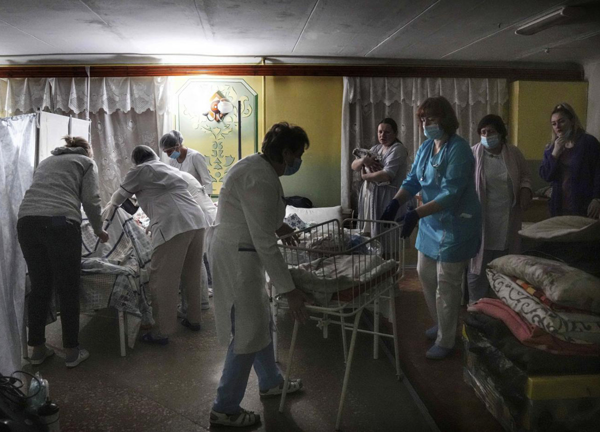 Teatro Mariupol bombardato: gente viva grazie a un bunker