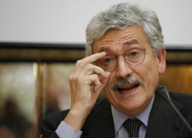 D’Alema e le armi, tremano i vertici di Leonardo. Inchiesta parlamentare