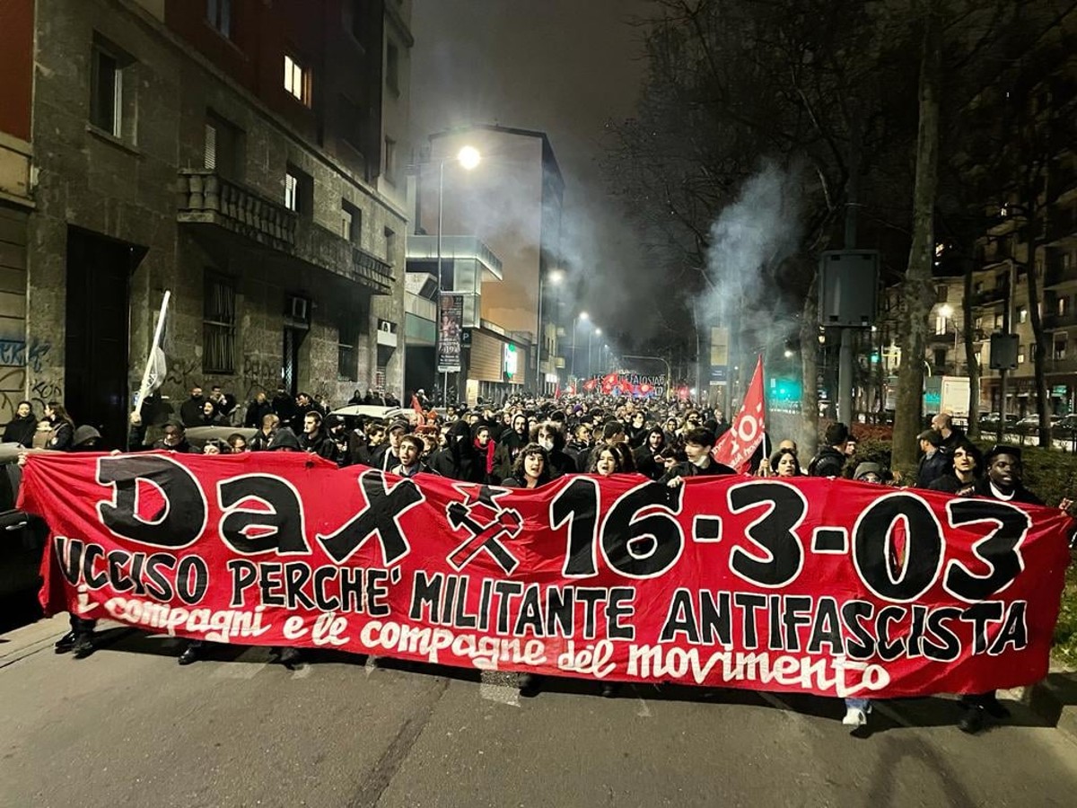 Milano: antagonisti in corteo per l’anniversario dell’omicidio di “Dax” Milano: antagonisti in corteo per l’anniversario dell’omicidio di “Dax”