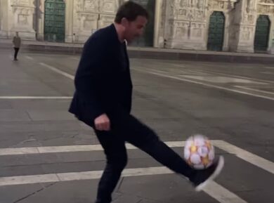 Alessandro Del Piero palleggia in piazza Duomo a Milano