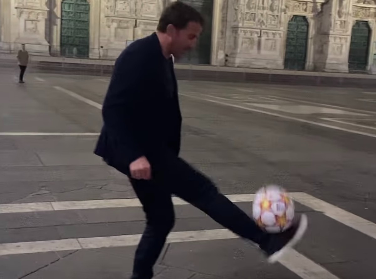 Alessandro Del Piero palleggia in piazza Duomo a Milano Alessandro Del Piero palleggia in piazza Duomo a Milano
