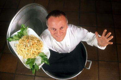 Via green pass dai ristoranti: “Vacciniamo i profughi” Lo chef Colonna ringhia