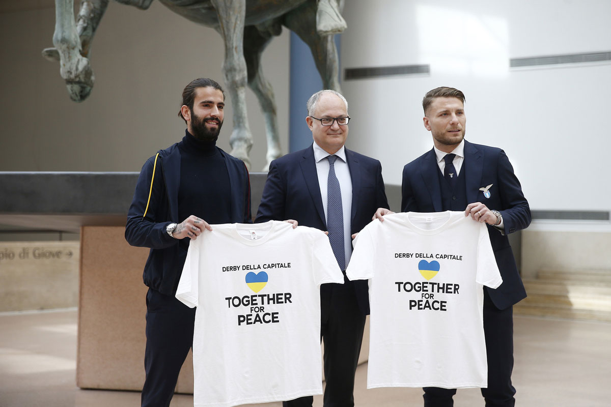 Derby per l’Ucraina: Roma e Lazio scendono in campo con la maglia per la pace Derby per l’Ucraina: Roma e Lazio scendono in campo con la maglia per la pace