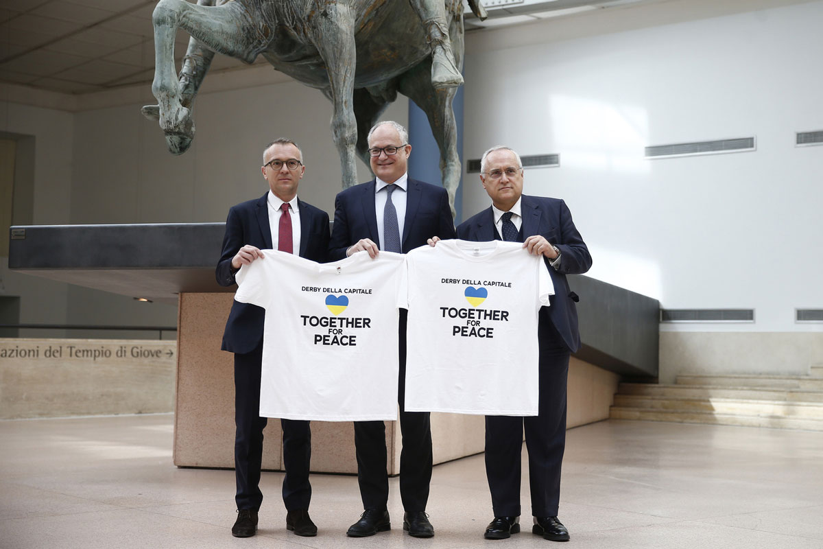 Derby per l’Ucraina: Roma e Lazio scendono in campo con la maglia per la pace Derby per l’Ucraina: Roma e Lazio scendono in campo con la maglia per la pace