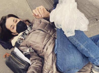 Emanuela Folliero cade a Milano: “Colpa della manutenzione dei marciapiedi”