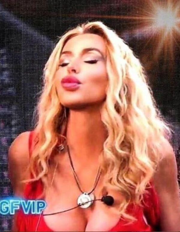 Rai2, Valeria Marini choc a Belve: “Mia madre mi fece abortire a 15 anni” Rai2, Valeria Marini choc a Belve: “Mia madre mi fece abortire a 15 anni”