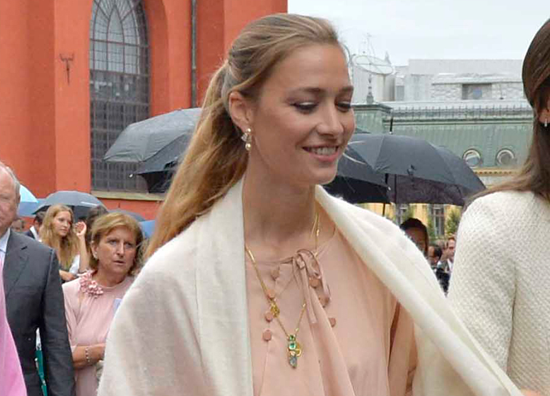Lucarelli sfotte la Santanchè che sveglia la Borromeo, social scatenati