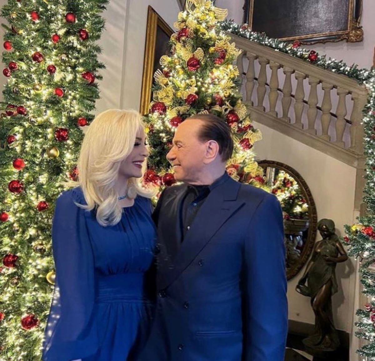 Berlusconi: “sposa” in pizzo bianco, Pier Silvio assente, menù carne e Pinot