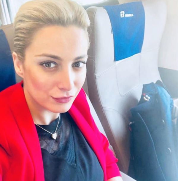 Berlusconi: “sposa” in pizzo bianco, Pier Silvio assente, menù carne e Pinot