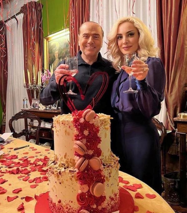 Berlusconi: “sposa” in pizzo bianco, Pier Silvio assente, menù carne e Pinot