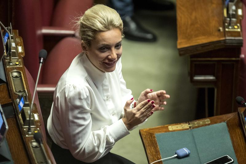 Berlusconi: “sposa” in pizzo bianco, Pier Silvio assente, menù carne e Pinot