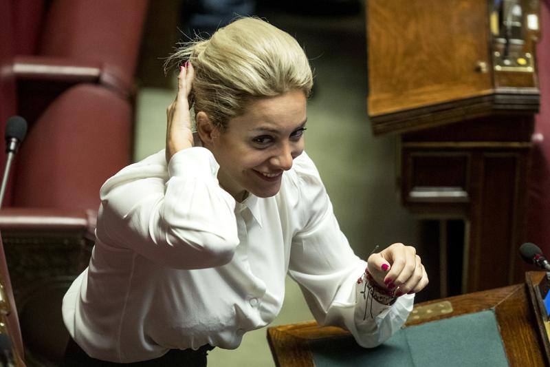 Berlusconi: “sposa” in pizzo bianco, Pier Silvio assente, menù carne e Pinot