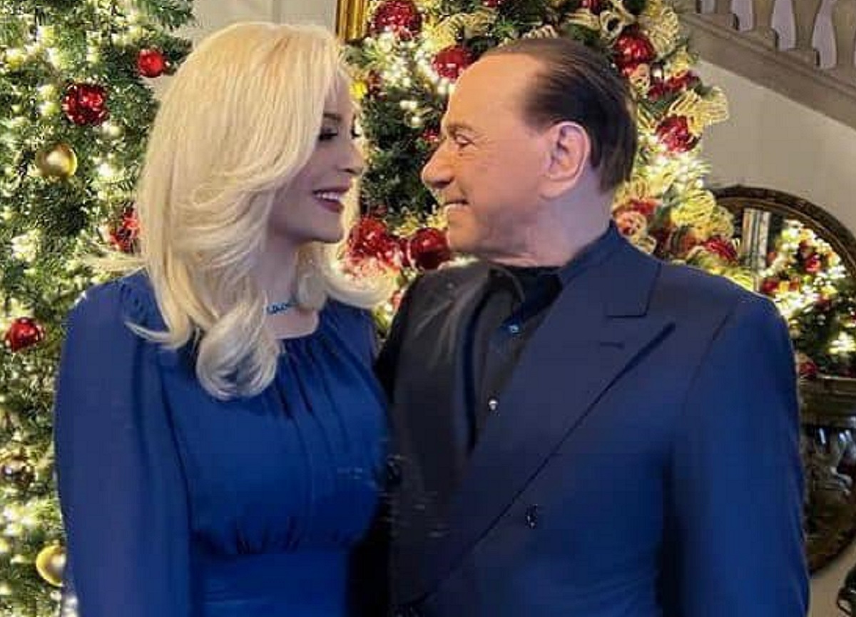 Berlusconi: “sposa” in pizzo bianco, Pier Silvio assente, menù carne e Pinot