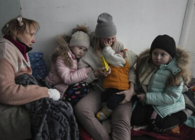 Kiev: “Donne stuprate e uccise. Colpita una scuola con 400 persone’