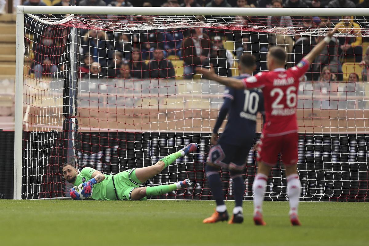 Psg, crollo col Monaco. Donnarumma prende 3 gol (e che sfortuna sul rigore..) Psg, crollo col Monaco. Donnarumma prende 3 gol (e che sfortuna sul rigore..)