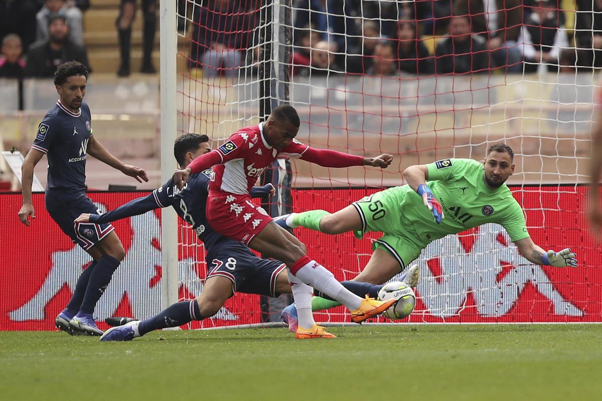 Psg, crollo col Monaco. Donnarumma prende 3 gol (e che sfortuna sul rigore..) Psg, crollo col Monaco. Donnarumma prende 3 gol (e che sfortuna sul rigore..)