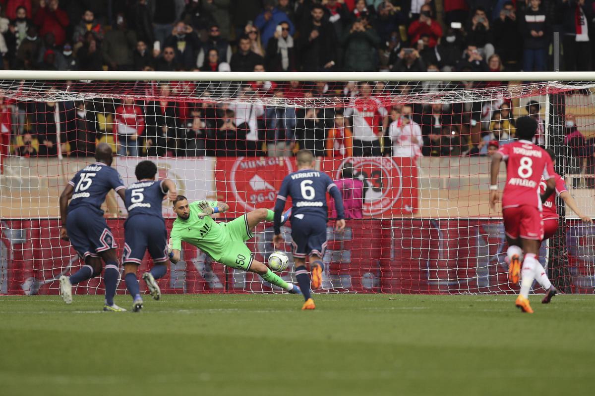 Psg, crollo col Monaco. Donnarumma prende 3 gol (e che sfortuna sul rigore..) Psg, crollo col Monaco. Donnarumma prende 3 gol (e che sfortuna sul rigore..)