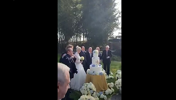 Nozze “simboliche” per Berlusconi e Fascina, il momento del taglio della torta