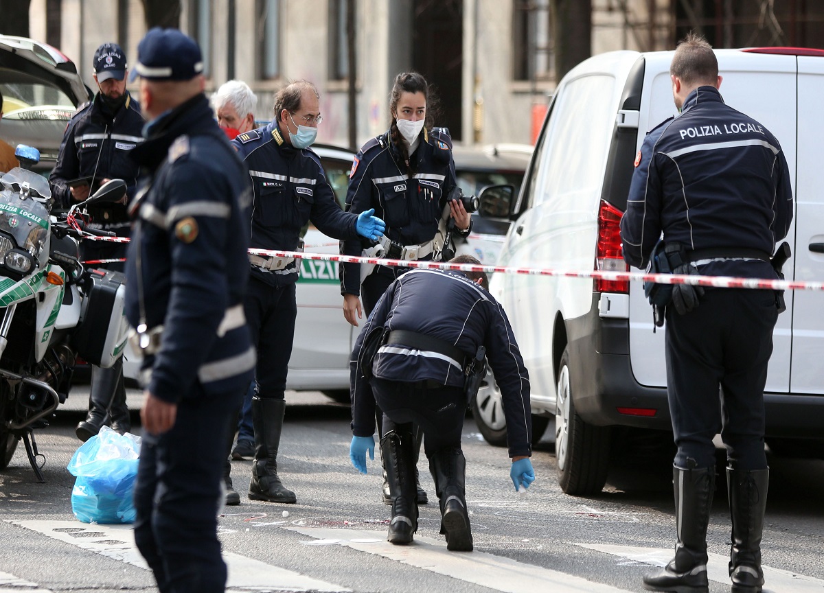 Milano, ciclista travolto: il sospetto di una gara tra auto Milano, ciclista travolto: il sospetto di una gara tra auto