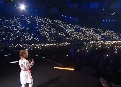 Polonia, la piccola Amalia commuove ancora cantando l’inno ucraino. VIDEO